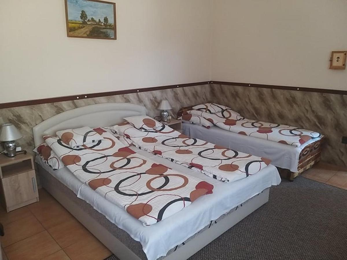 Garden Apartmanhaz 2 ハイデゥソボスロー エクステリア 写真